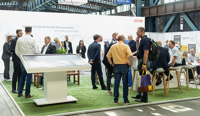 Besucher am REMONDIS Messestand auf der Messe KOMMUNAL 2025