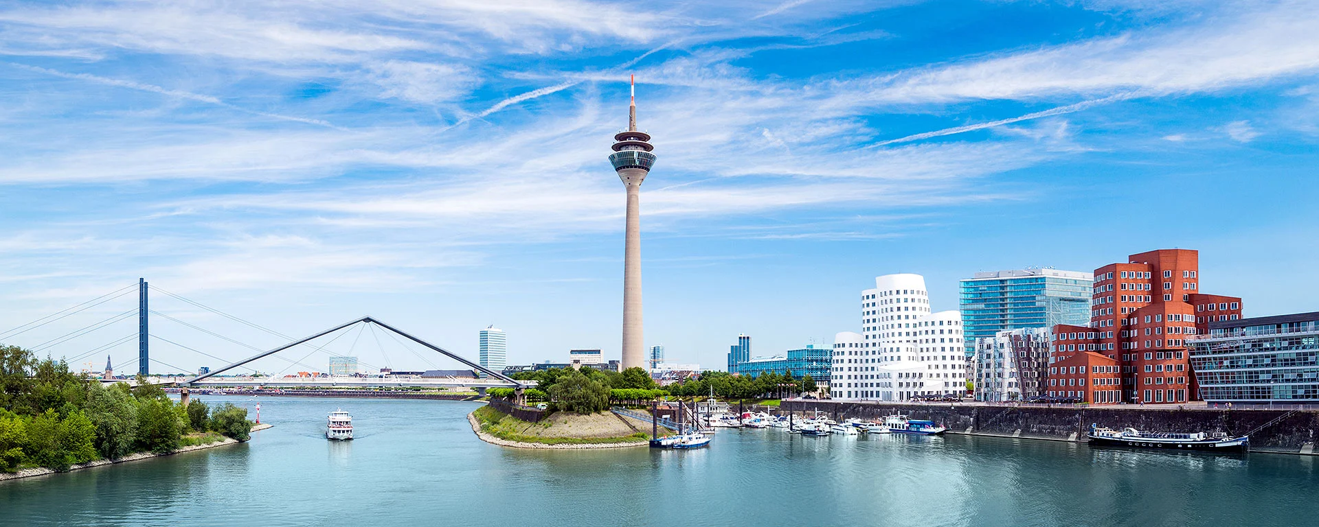 Blick auf Düsseldorf über den Rhein hinweg