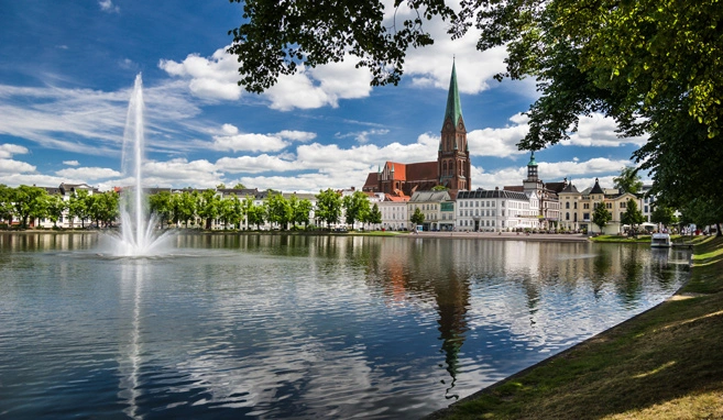 Blick über den Pfaffenteich in Schwerin auf die Altstadt im Sommer
