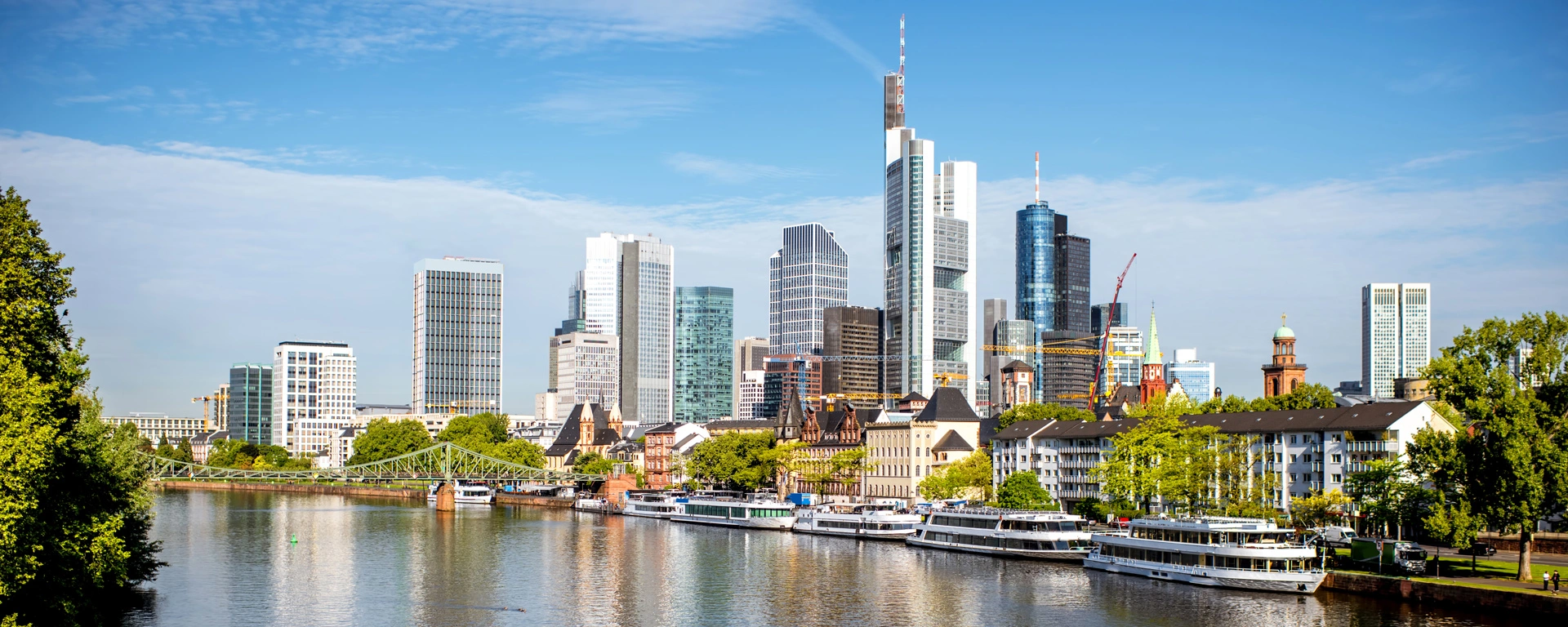 Blick auf die Skyline und den Fluss der Stadt Frankfurt am Main