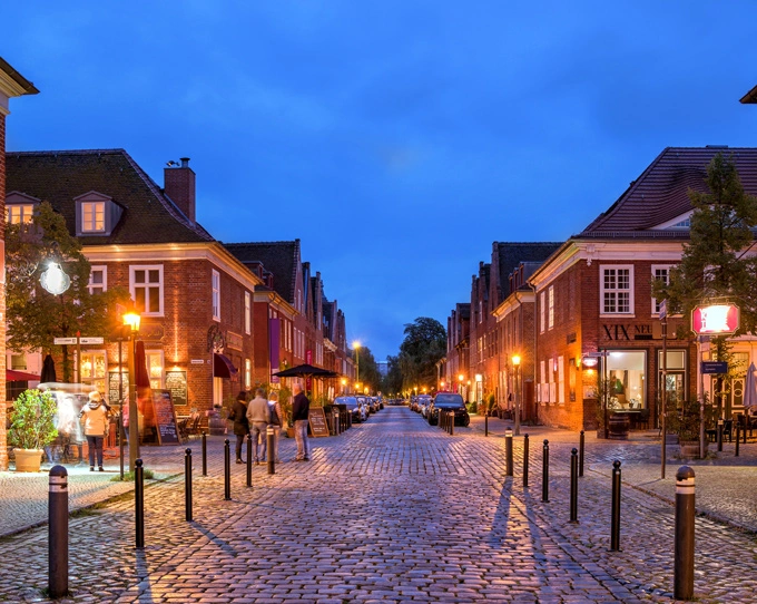 Blick auf die Brandenburger Straße in Potsdam am Abend