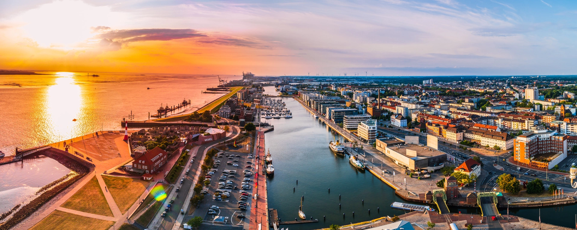 Blick auf den Hafen in der Stadt Bremerhaven bei Sonnenuntergang