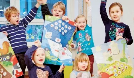 6 Kindergartenkinder freuen sich über das REMONDIS Lernmaterial