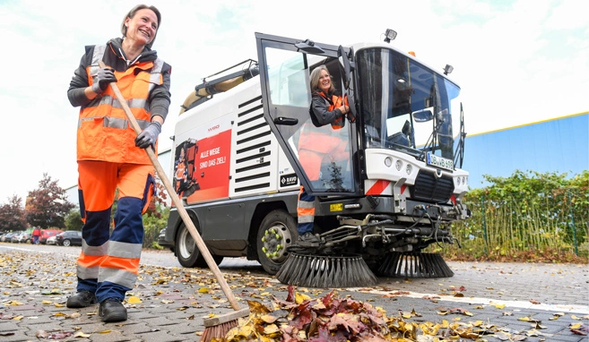 Mitarbeiterinnen der WBO reinigen Straßen und Plätze in Oberhausen
