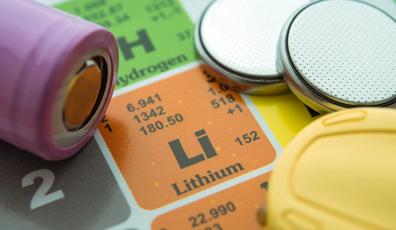 Symbolfoto mit Lithium-Ionen-Akku und Lithium-Batterien