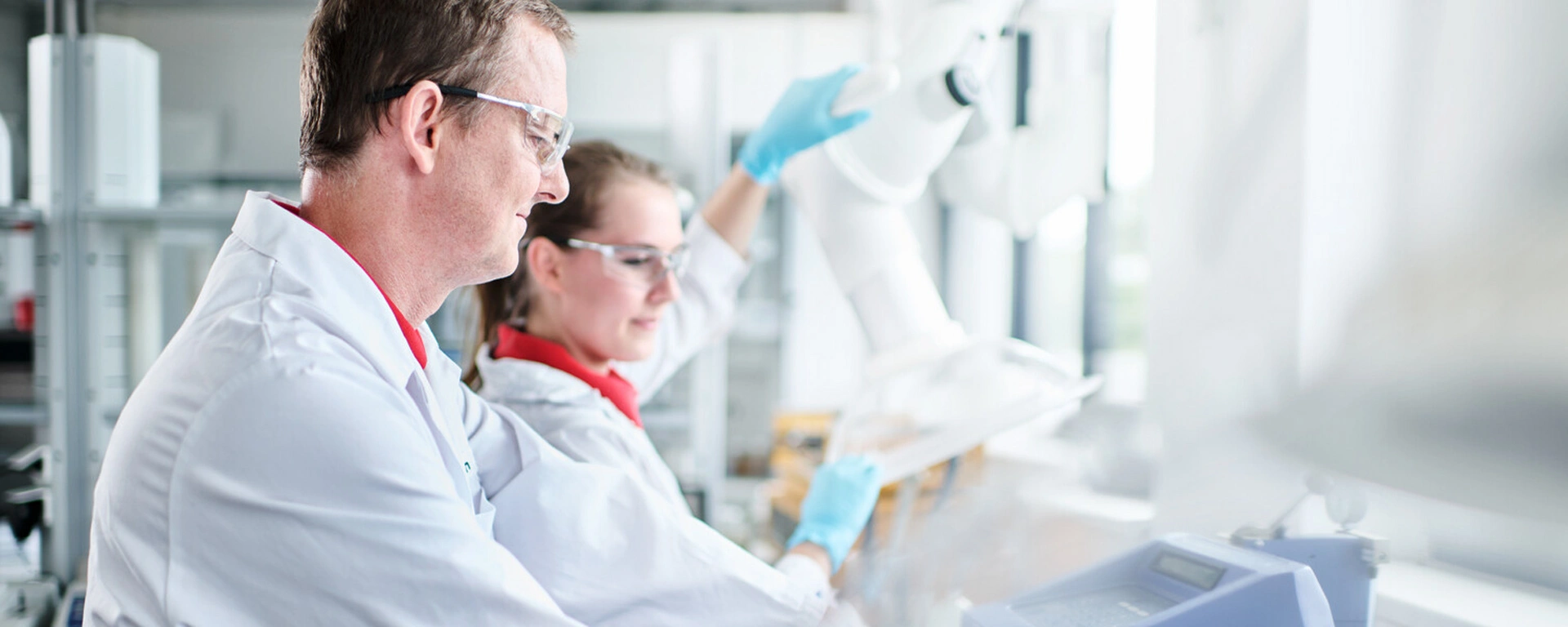 Zwei Mitarbeitende im Labor einer Anlage von REMONDIS.