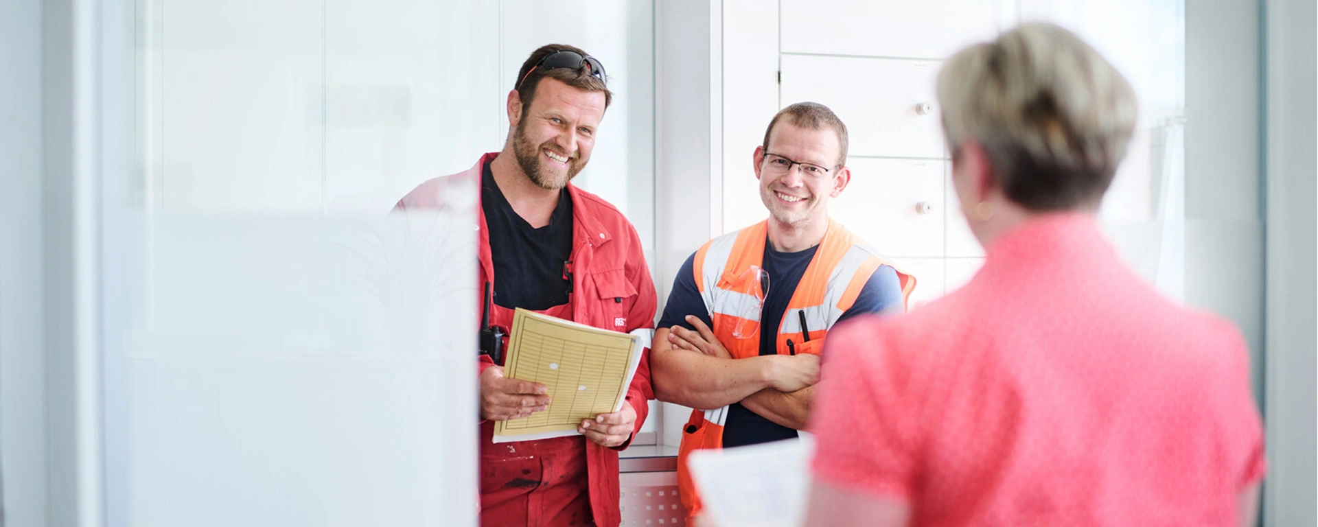 Drei Mitarbeiter von REMONDIS im Gespräch