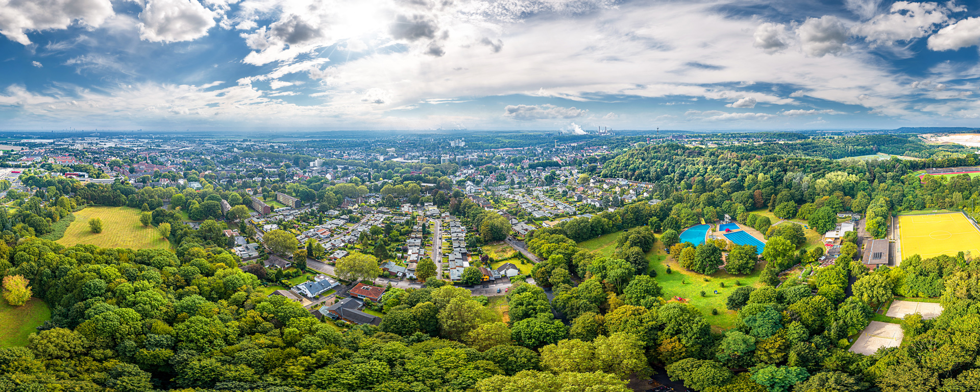 Luftaufnahme der Stadt Frechen; Blick über Bäume und Häuser auf die Stadt