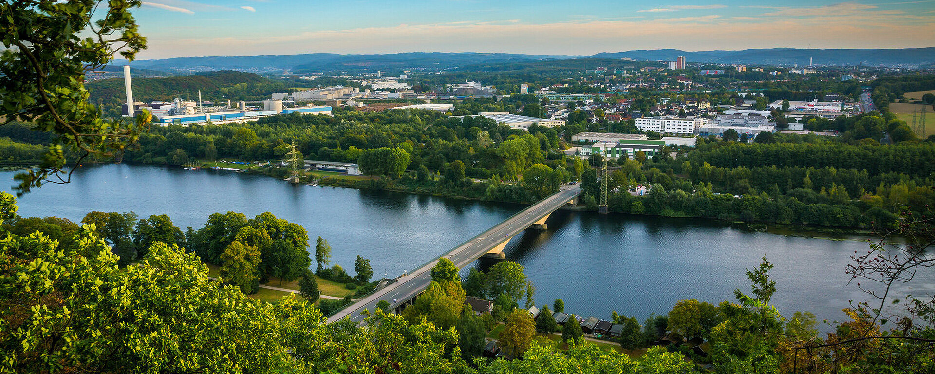 Blick über den Hengsteysee mit Hagen im Hintergrund