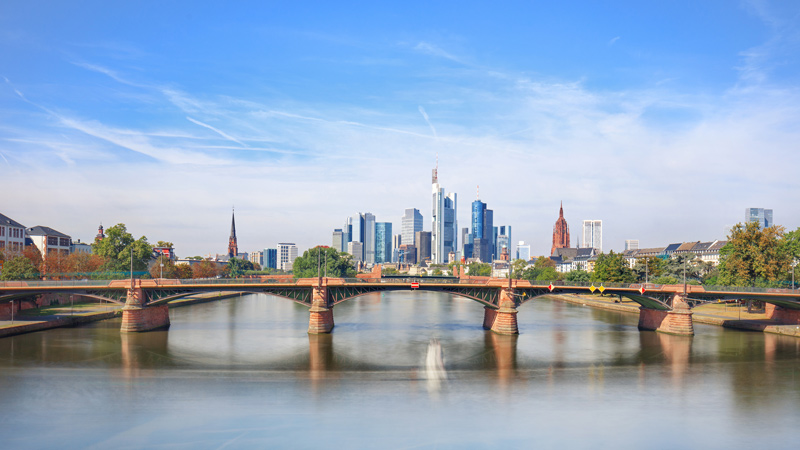 Ignatz Bubiz Brücke vor Skyline in Frankfurt am Main