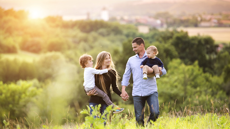 Junge Familie verbringt Zeit in der Natur